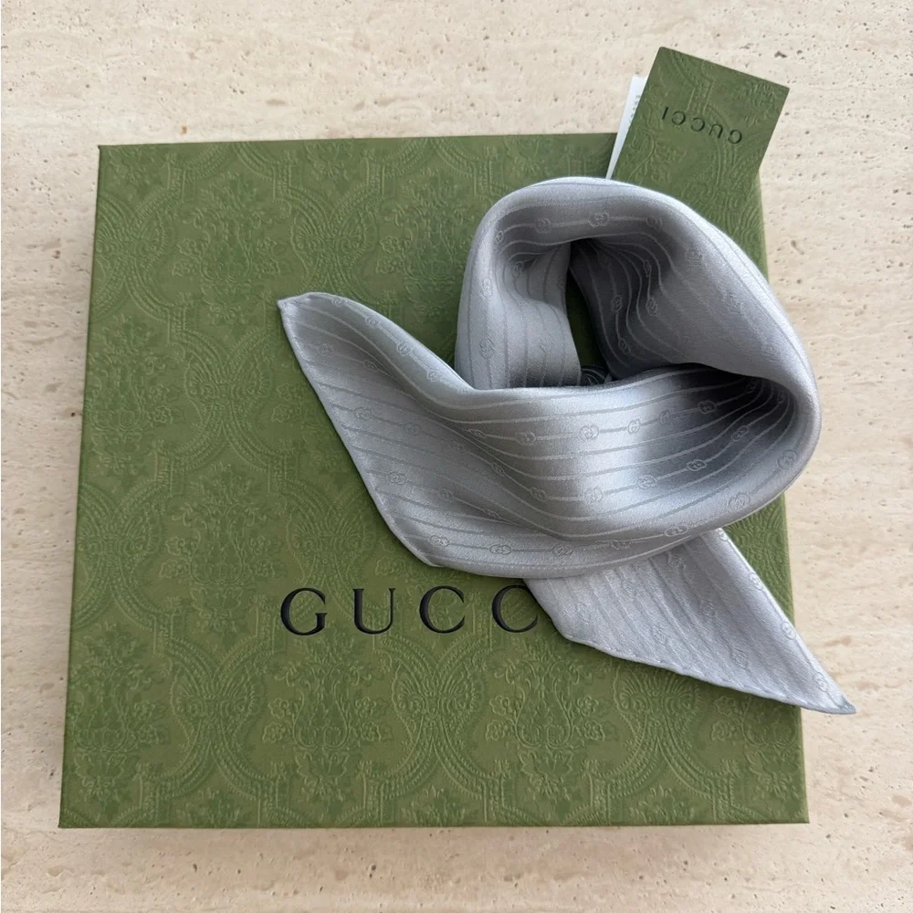 NWT GUCCI GG JACQUARD SILK GRAY SCARF